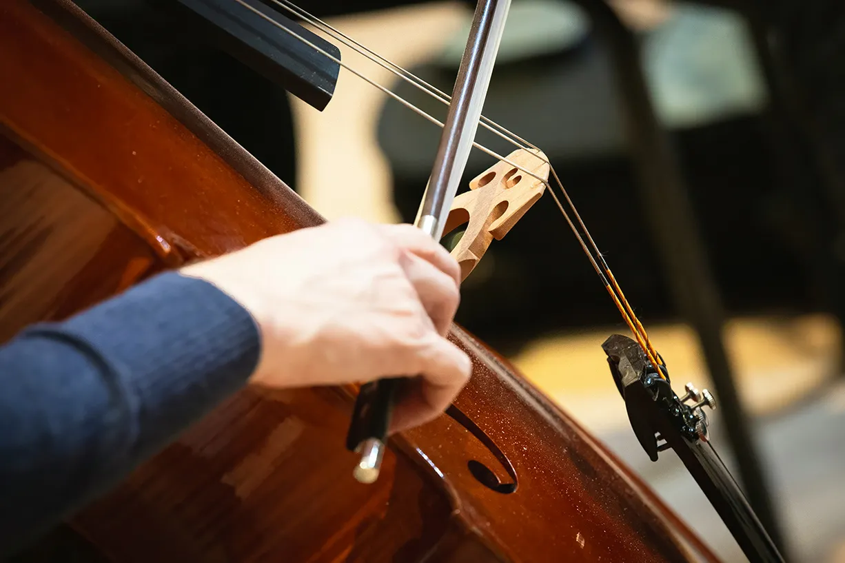 レストランで女性が歌う様子