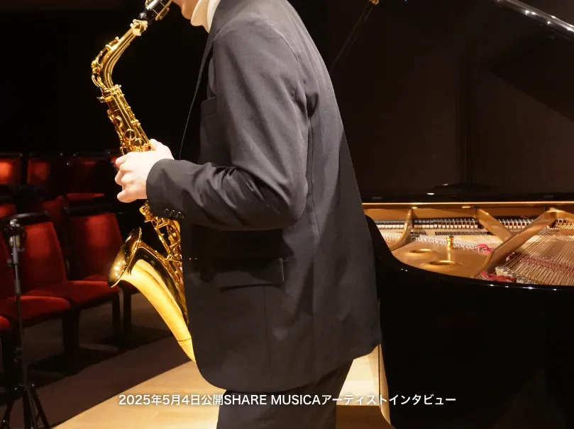 サックスを演奏する