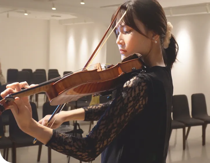 ヴァイオリンを演奏する女性