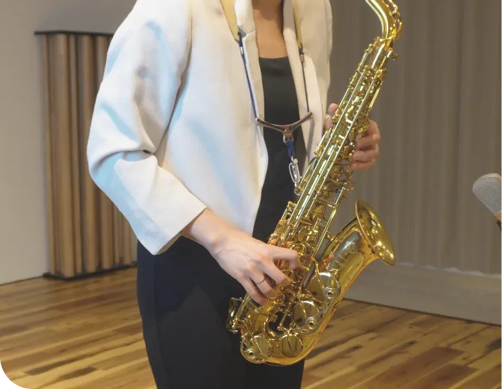 サックスを演奏する女性