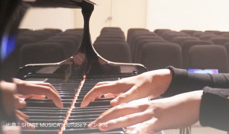 ピアノを演奏する