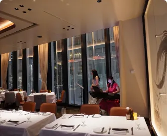 レストランで女性が歌う様子